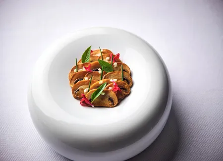 Comme une tarte aux champignons : champignons rôtis, caviar d’aubergine-pomme et crumble de pignons de pin