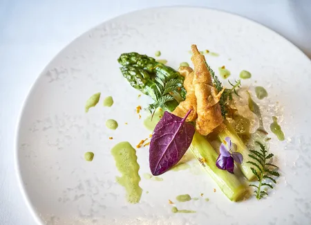 Asperges vertes de chez « galis »  et langoustines croustillantes, jus de cerfeuil et cappuccino de pomme