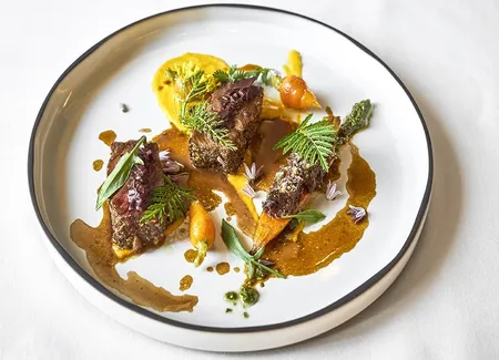 Bœuf charolais, gomashio au fenouil et pulpe de carottes, le paleron et carotte confite gratinée