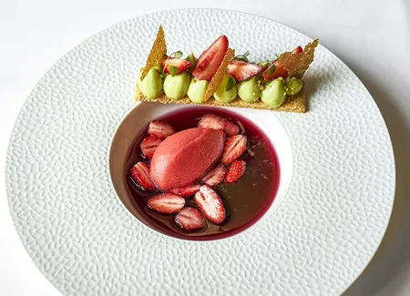 Fraises de plougastel au beaujolais, sablé citron pistache sorbet fraise