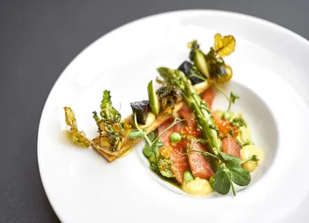 Truite en gravlax,  petits pois à l’ail des ours et mayonnaise  au wasabi, tuile aux petits légumes