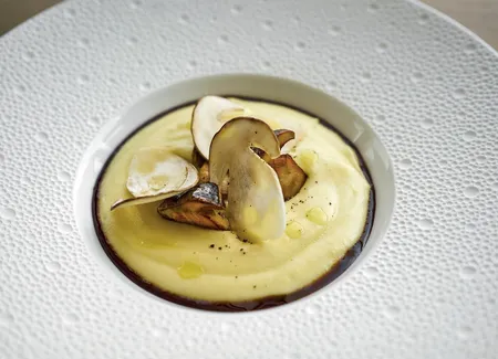 Mousseline de pomme de terre senteur des sous-bois et jus de poulet réduit