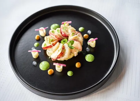 Carpaccio de saint-jacques et homard bleu, gel de cédrat confit