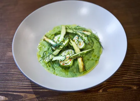 Schnaka de chèvre, asperges et coulis de courgette