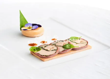 Suprême de pintade fermière, ballon de canard fumé, fois gras confit