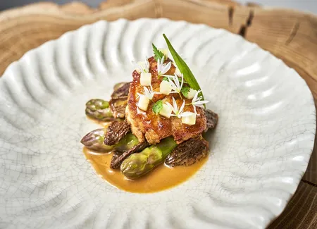 Ris de veau, morilles et asperges blanches