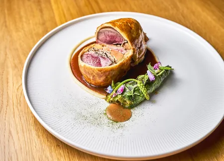 Pigeon en croûte, foie gras et truffes de saison