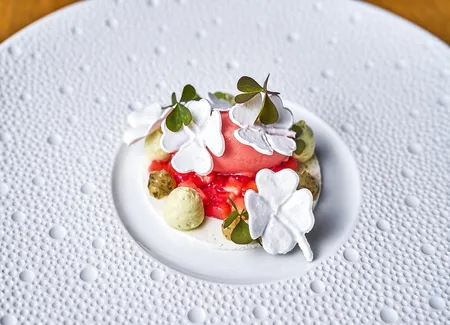La fraise, basilic et citron sur l’idée d’une pavlova
