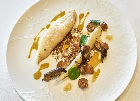 Filet de saint-pierre au savagnin, salsifis et mousserons étuvés