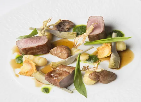 Filet d’agneau rôti, gnocchi, artichaut et ail des ours