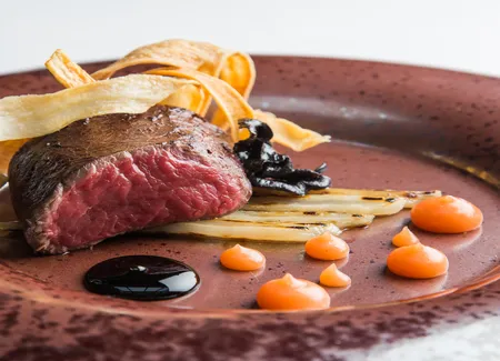 Filet de cerf de côte d’or rôti à la poudre de cacao