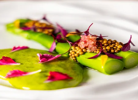 Asperges, pickles de moutarde et sabayon vert