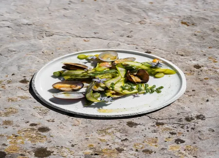 Asperges tonnato et palourdes