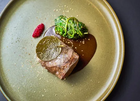 Bœuf dans une pièce noble