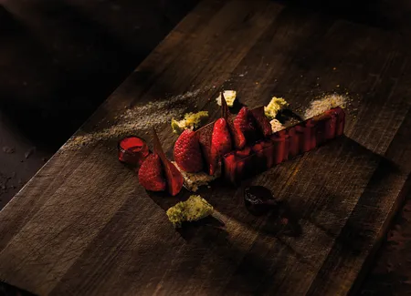 Financier olives confites, fraises et rhubarbe
