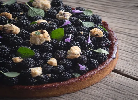 Tarte aux mûres sauvages & fleurs de nepeta