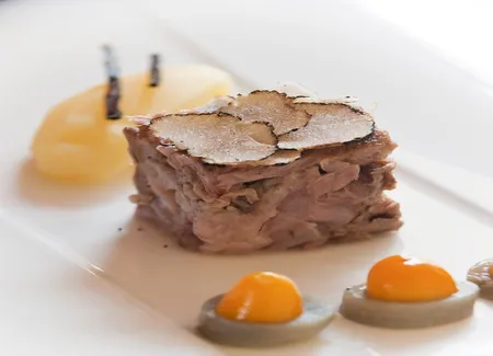 Joue de veau, artichaut camus et kumquat, râpe de truffe