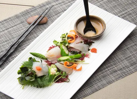 Carpaccio de dorade salade d’algues et parfum de yuzu