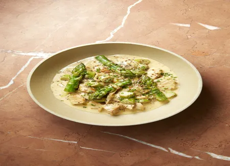 Cocotte de veau aux asperges vertes, crème parfumée à l’anis vert et fenouil sauvage