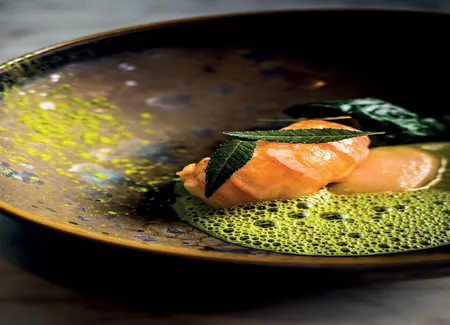 Langoustine mi-cuite, tagette, raviole des pinces, bouillon mousseux parfumé de thé matcha