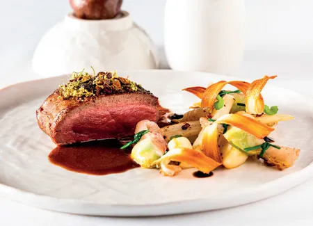 Dos de cerf, salsifis et bonbons de choux de bruxelles au lard, jus cacaoté, infusé aux baies de genévrier