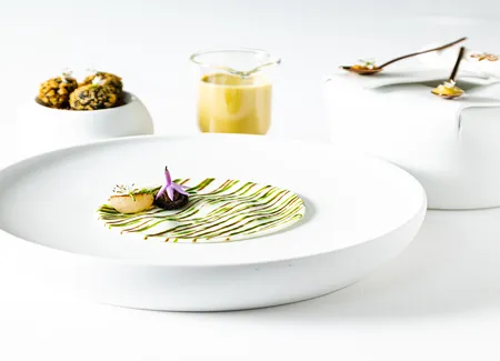 Escargots & œuf de poule, jaune d’œuf infusé au foin et blanc coagulé
