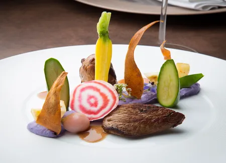 Filet de chevreuil cuit en cocotte, céleri racine rôti entier