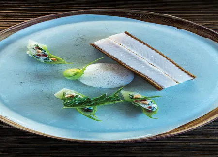 Filet d’omble de fontaine de l’aube mariné et fumé, asperges sauvages