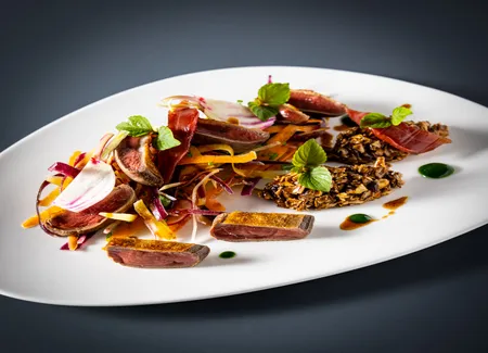 Filets de pigeon marinés au thym, les cuisses en rillettes