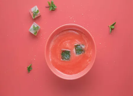 Gaspacho concombre avocat, lait d’amande, jeunes pousses de radis et graines de lin