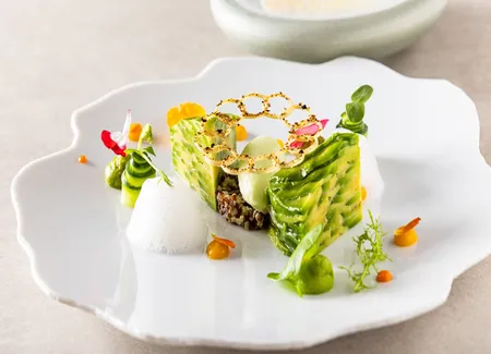 Gâteau d’avocat, salade de quinoa