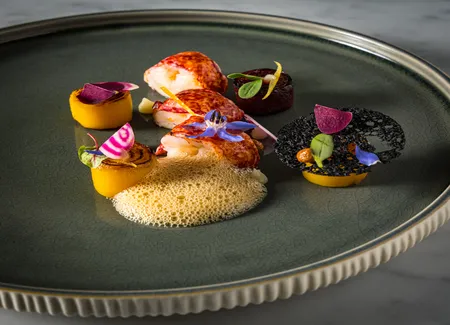 Homard breton fumé aux éclats de châtaigne, butternut acidulé