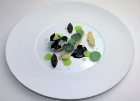 Asperges blanches des sables, éffiloché de tourteau aux agrumes, gelée à la feuille d’huître et tartare d’algues