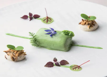 La courgette violon en salade, mimosa d’œuf, crème d’anchois et olives riviera