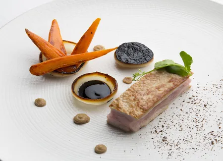 Le veau fermier juste saisi, oignons brûlés et gingembre