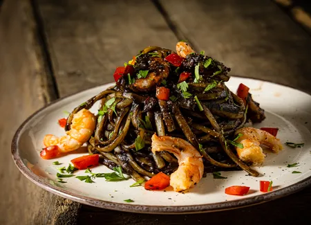 Linguines à l’encre de seiche et crevettes