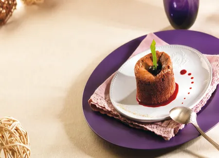 Fondant au chocolat, poivre de cassis et coulis de cassis