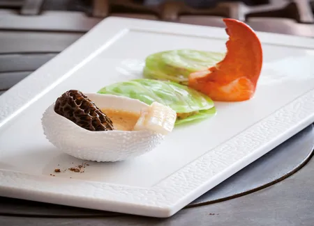 Ravioles de homard, chou fondant, chutney de gingembre & calamar aux morilles