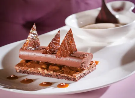 Biscuit praliné à la noisette, mousse de chocolat grand cru