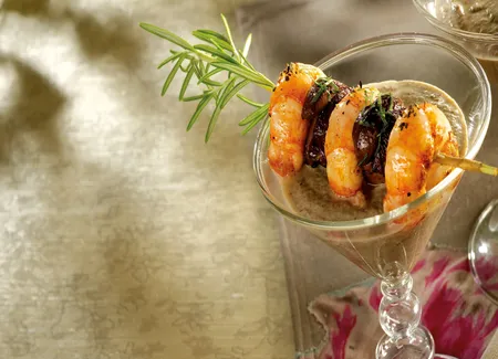 Brochettes de langoustines poêlées à l’huile de noix sur une crème de cèpes