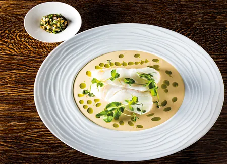 Nacre de cabillaud skrei, marinière perlée à l’aneth, tartare de moules