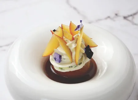 Baba au rhum pêche et nectarine