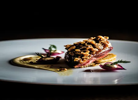 Pigeon de bresse laqué au miel, crumble de pignons de pin