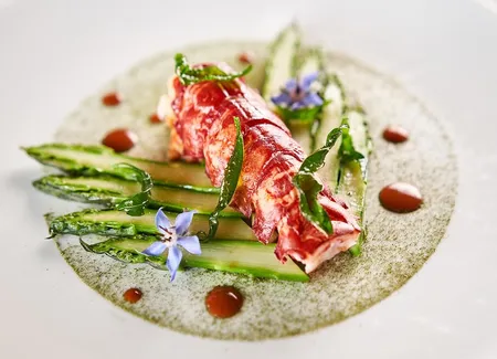 Homard bleu cuit à la nage, asperges vertes du rhône