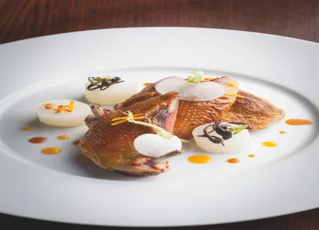 Pigeon cuit en cocotte à l’orange épicées, navets fondants