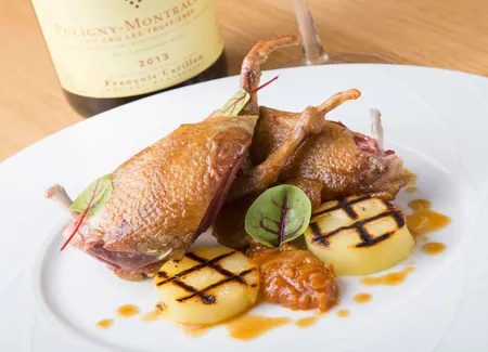 Pigeon fumé au foin, pommes de terre grillées