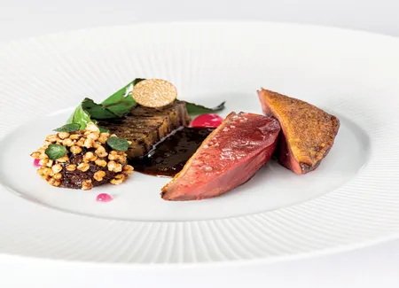 Pigeonneau de racan, rôti millefeuille de betteraves et truffe de bourgogne