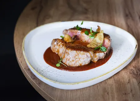 Côte de cochon snackée au jus de viande au thym