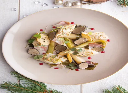 Poireaux en vinaigrette truffée, truite de l’aude, lard du morvan