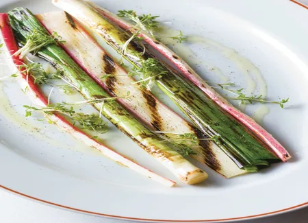 Poireaux et rhubarbes grillés au poivre timut